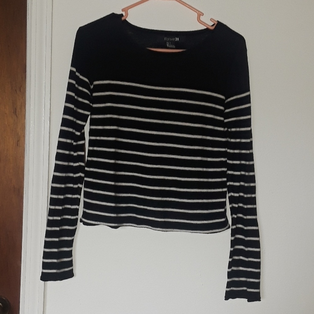 Black and white striped cropped shirt